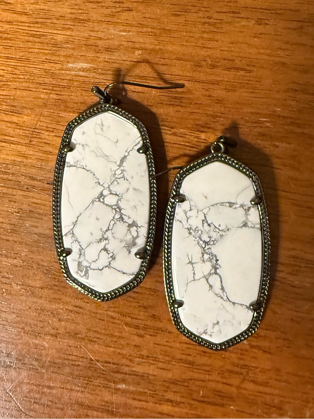 Kendra Scott White Marble-Effect Dangle Earrings with Antiqued Frame